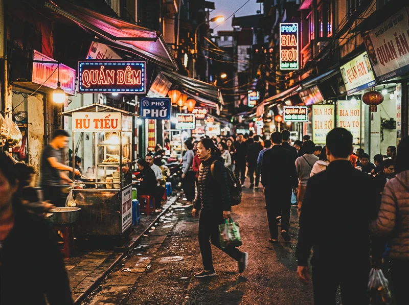 Low light street photography edited in a Fujifilm Natura 1600 style, warm shadows, visible grain and atmospheric rendering in Lightroom