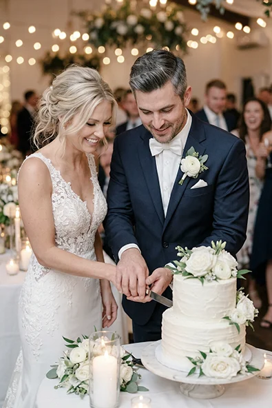 Without preset - wedding couple cutting the cake