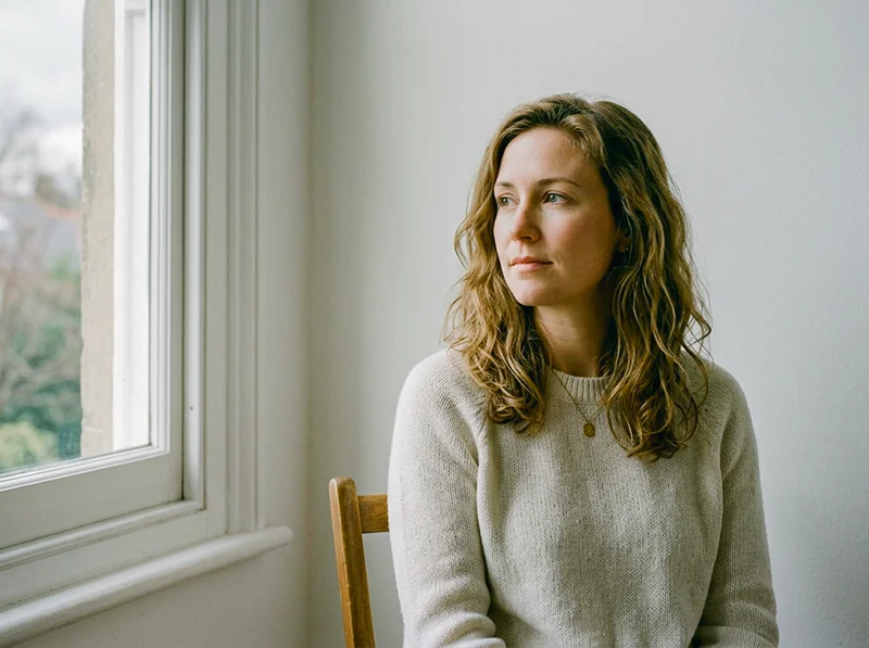 Portrait photograph in window light showing Fujifilm Pro 400H neutral skin tones and cool shadows